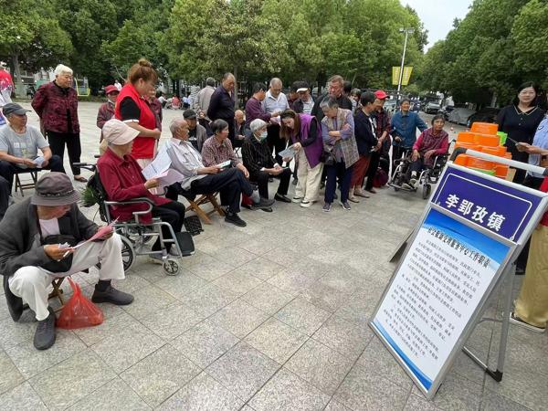 共建平安家園！謝家集區李郢孜鎮春申社區婦聯(lián)與綜治辦攜手開(kāi)展掃黑除惡專(zhuān)項宣傳活動(dòng)